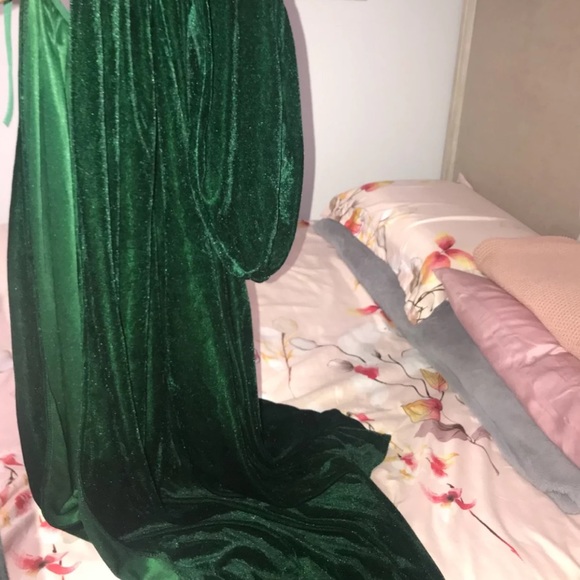 Long green cape - Picture 3 of 3